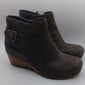 DANSKO GRAY LEATHER ANKLE BOOTIES